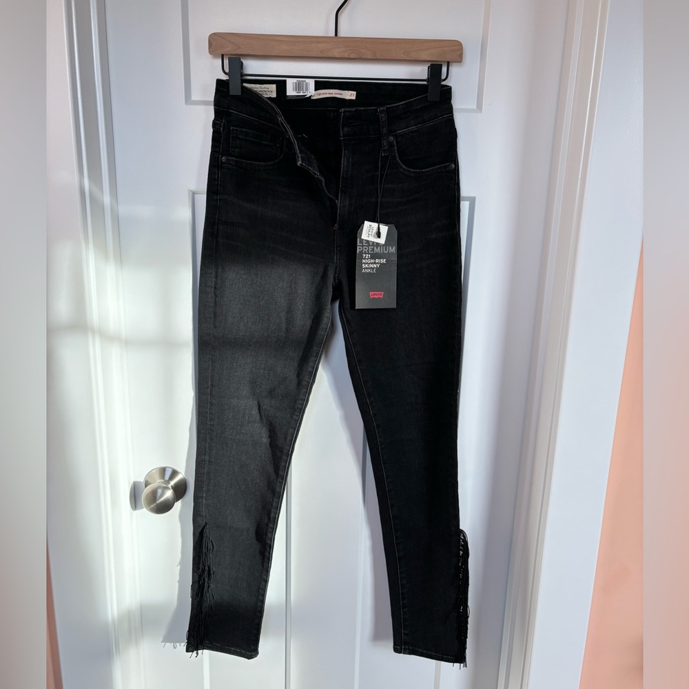 NWT Levi High Rise Skinny Jean